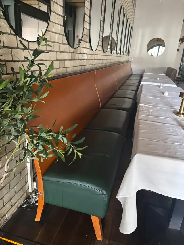 Sitzbank nach Maß in einem Berliner Restaurant, Lehne in Cognac-Leder, Sitz in Grün