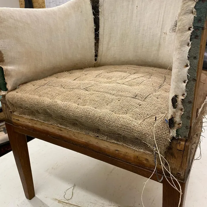 Sessel mit neu aufgebautem Polster aus Jute und Rosshaar