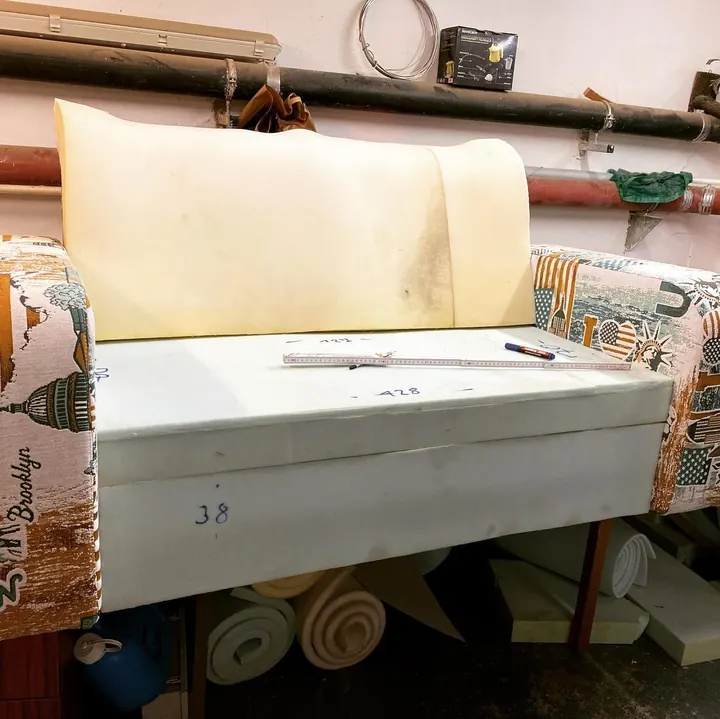 Sofa mit neuem Schaumstoff in der Werkstatt, bevor der Bezug kommt