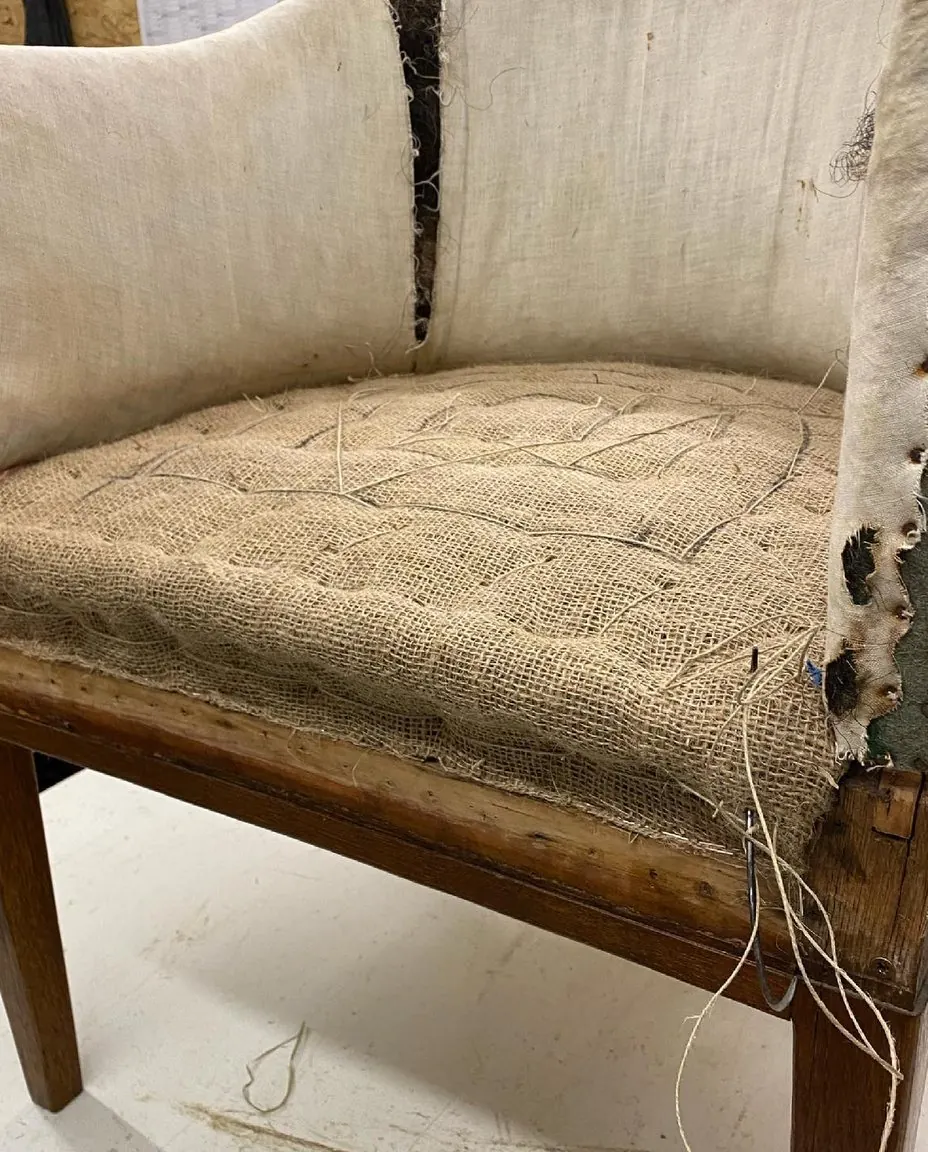 Derselbe Sessel vorher, Polster mit Jute und Rosshaar aufgebaut