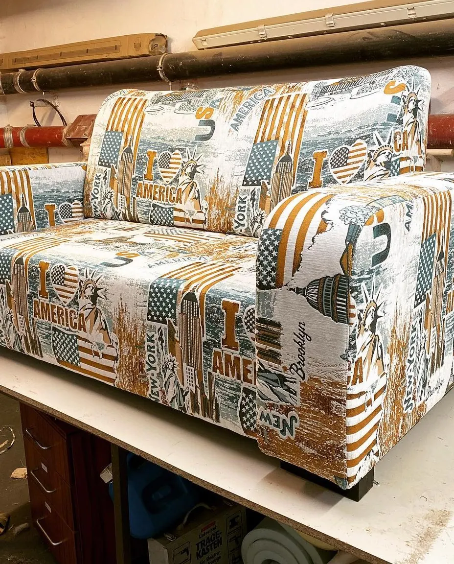 Sofa nach dem Neubeziehen mit bedrucktem Stoff