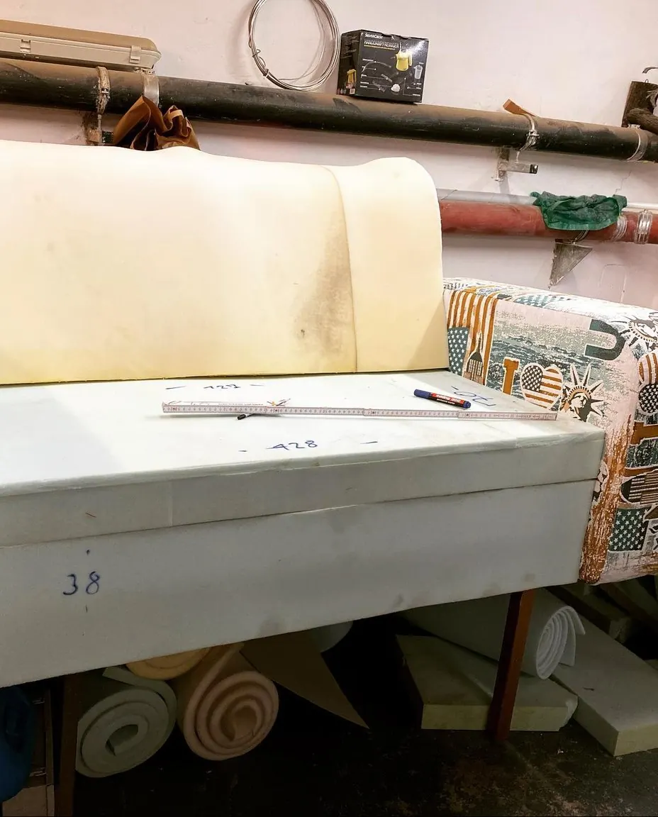 Dasselbe Sofa vorher, mit neuem Schaumstoff